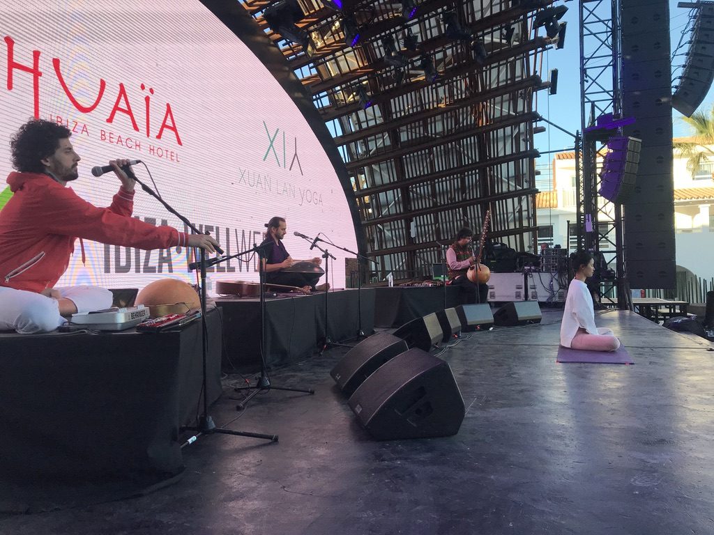 Canto del Maha mantra “hare krishna hare hare” en Ibiza con toda la comunidad de yoga 