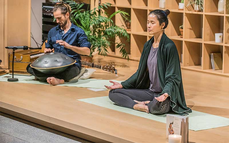El bhakti yoga es una de las prácticas más poderosas para cultivar la unión amorosa
