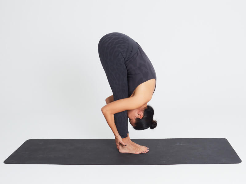 uttanasana, la postura de la pinza, una flexión hacia delante