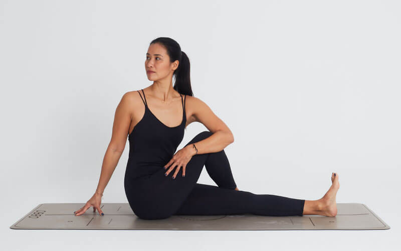 Postura de ardha matsyendrasana