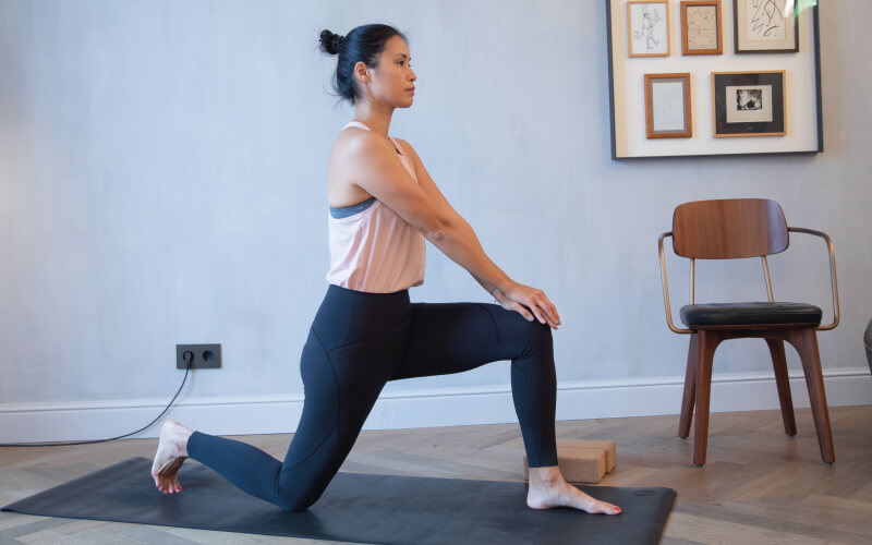 Anajaneyasana adaptada a principiantes
