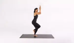 garudasana-postura-yoga-xuan-lan