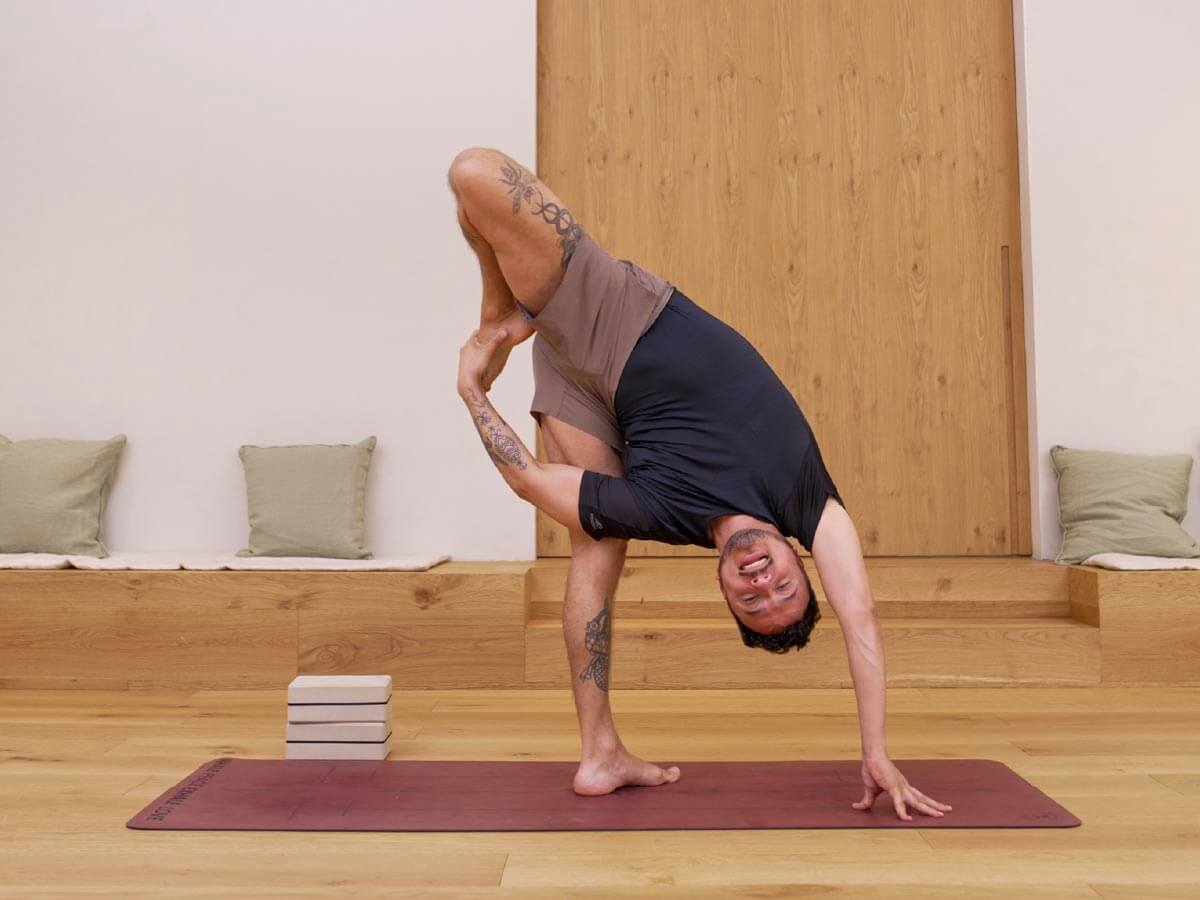 Asiento de la conciencia. Hatha-vinyasa con Arturo